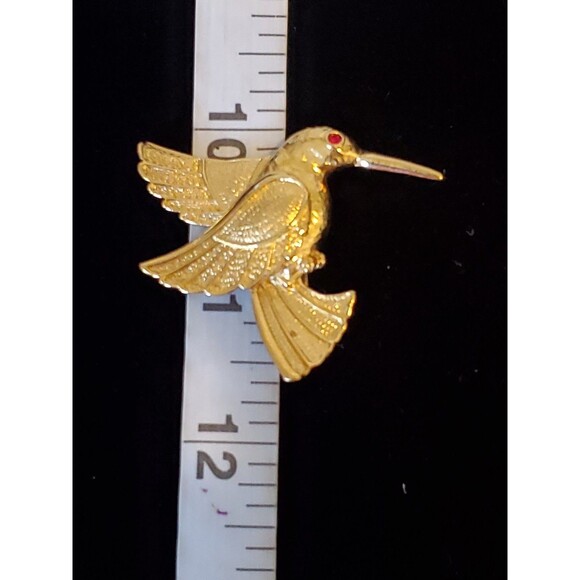 Vintage Hummingbird Brooch Gold Tone Rhinestone Eye Flying Brushed Textured Pin - Picture 7 of 8